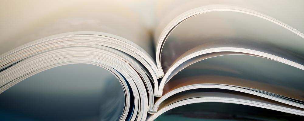 uppslagna tidskrifter i motljus genrebild