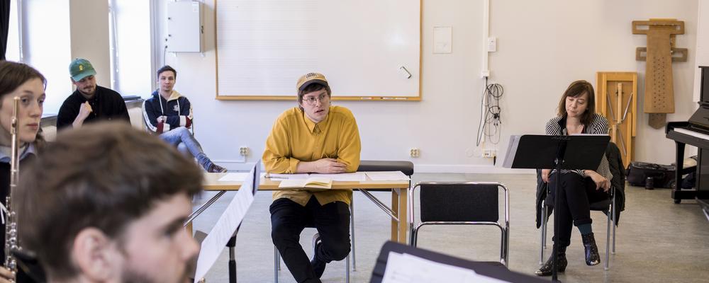 Flera personer i ett klassrum.