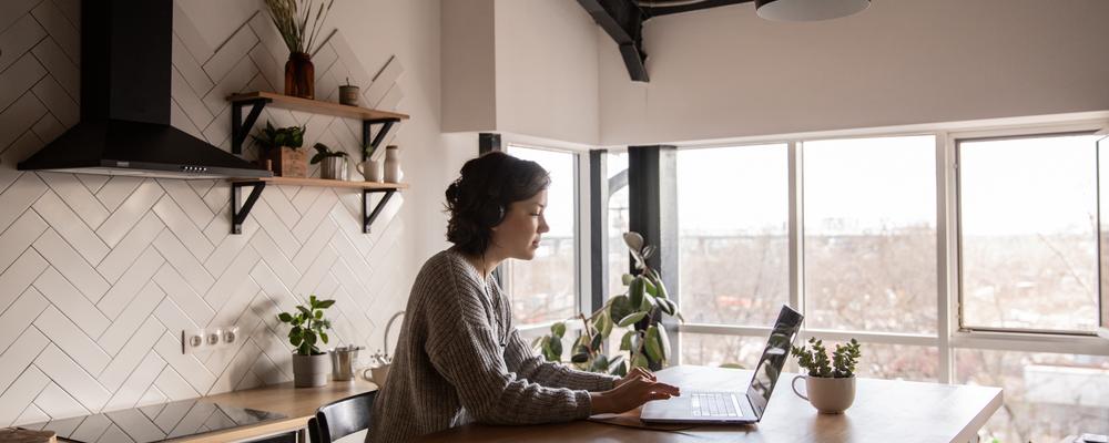 Bild på kvinna som jobbar hemifrån