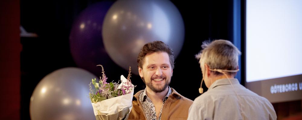 Tobias Andermann tar emot pris