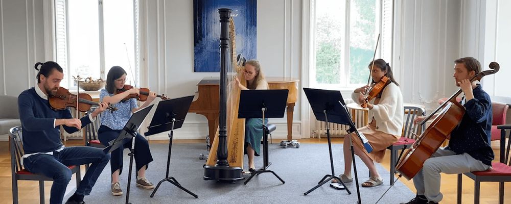 Flera personer spelar musikinstrument i ett rum