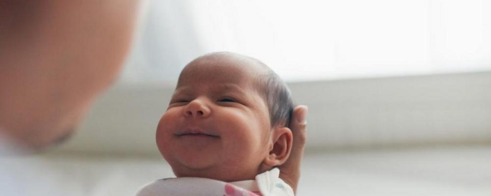 Foto på bebis i vårdmiljö