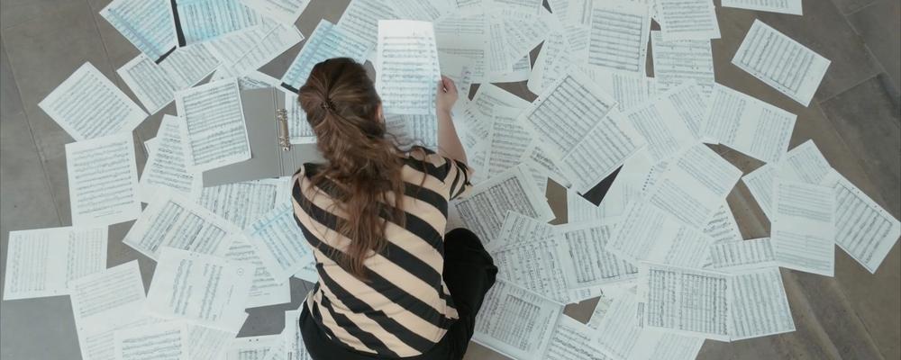 Two singers on stage, in a sofa