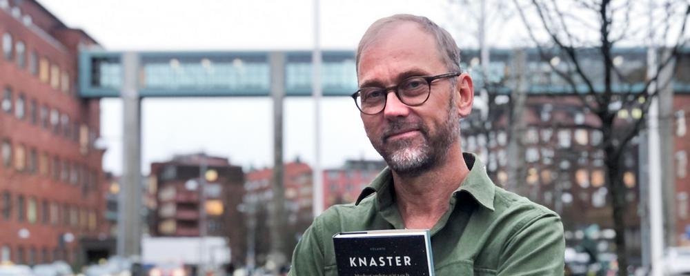 Pontus Wasling med sin bok utanför Sahlgrenska Universitetssjukhuset