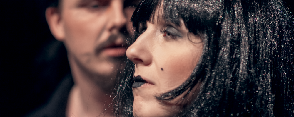 Två personer på scen