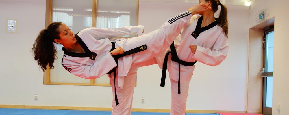 Två personer utövar Taekwondo