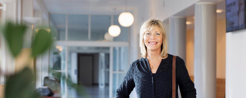 Ewa Wikström står i en korridor på Handelshögskolan