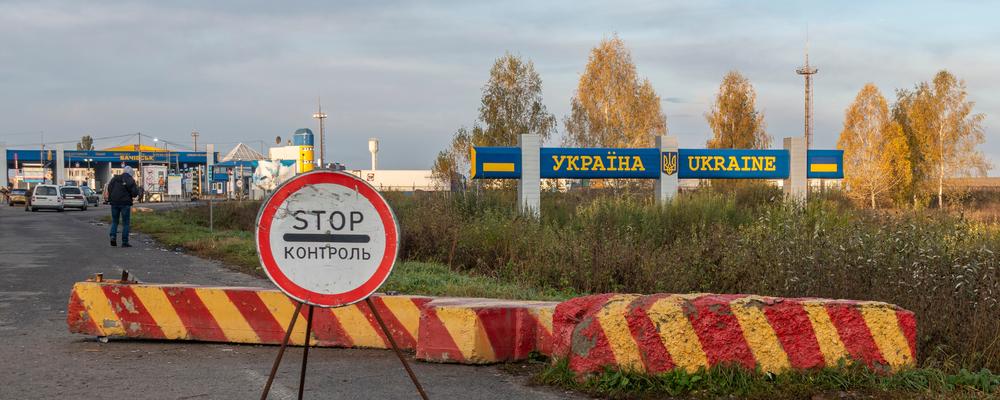 Kontrollskylt vid ingången till den ukrainska checkpointen från Ryssland.