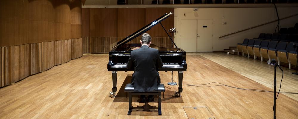 A person by the piano