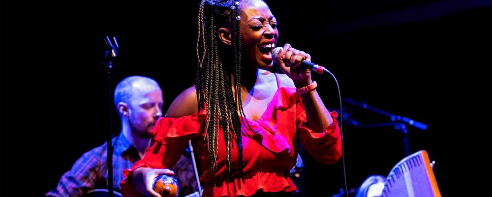 En person sjunger, en annan spelar gitarr