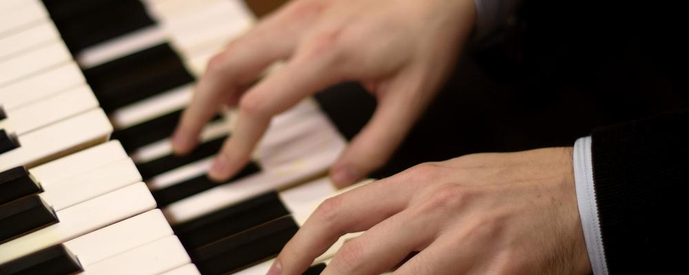 Hands on an organ keyboard