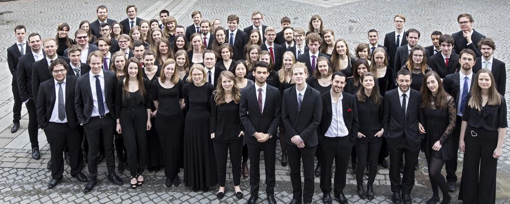 A group of persons outside the Artisten