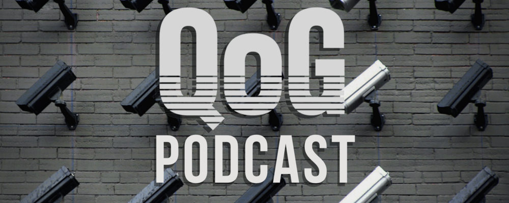 QoGs logotype på grå bakgrund med mikrofoner