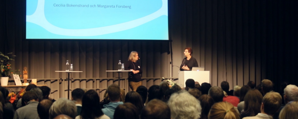 En person på scen intervjuar en annan