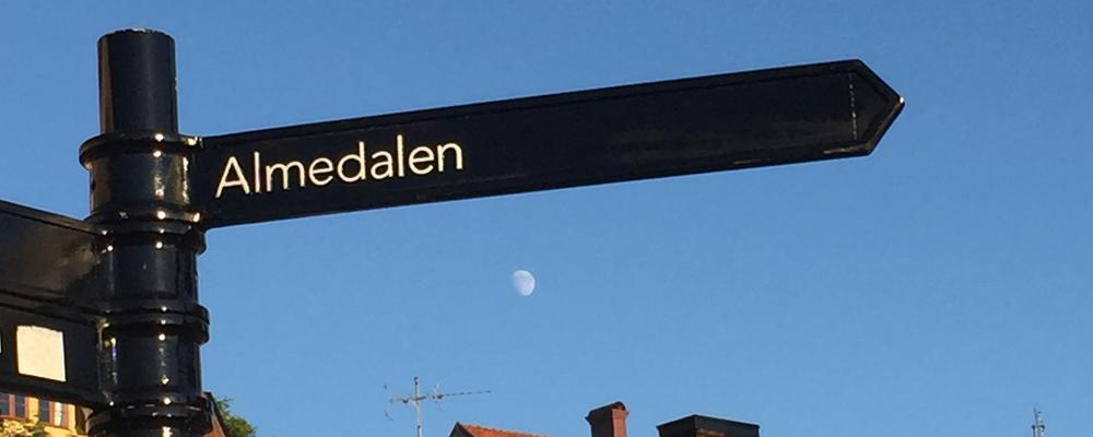 Skylt som pekar mot Almedalen