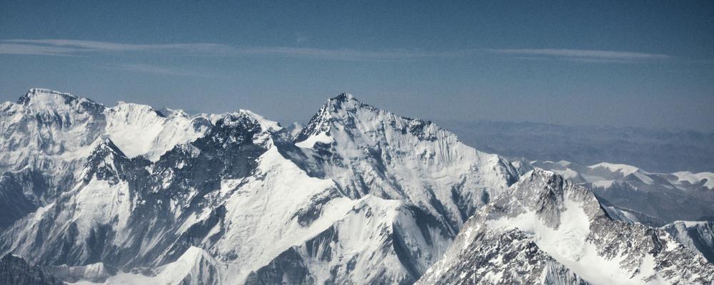 Vy över bergskedja i Tibet - den tredje polen