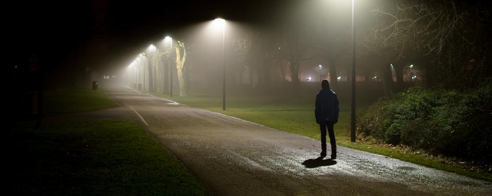 man går själv i mörkret