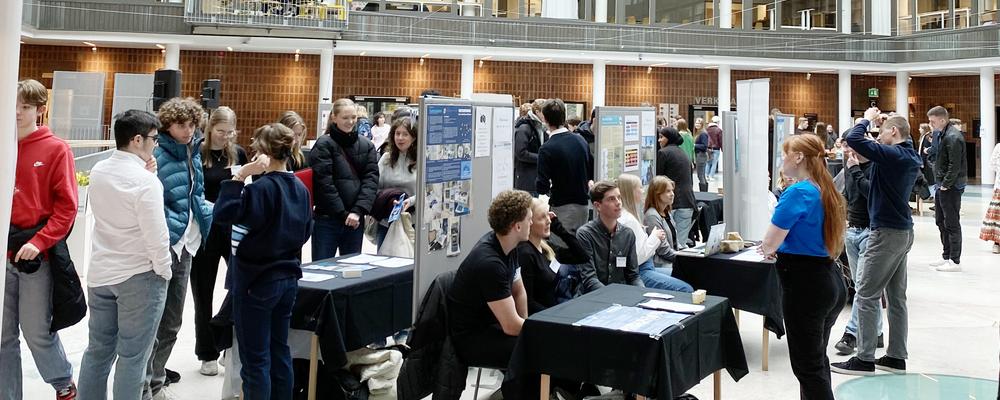 Bild över utställningslokal med folk i Göteborg