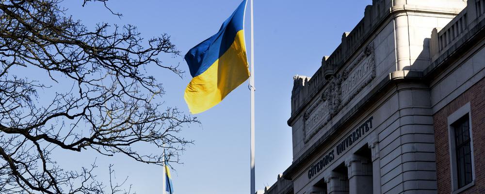 Den ukrainska flaggan utanför Göteborgs universitet.