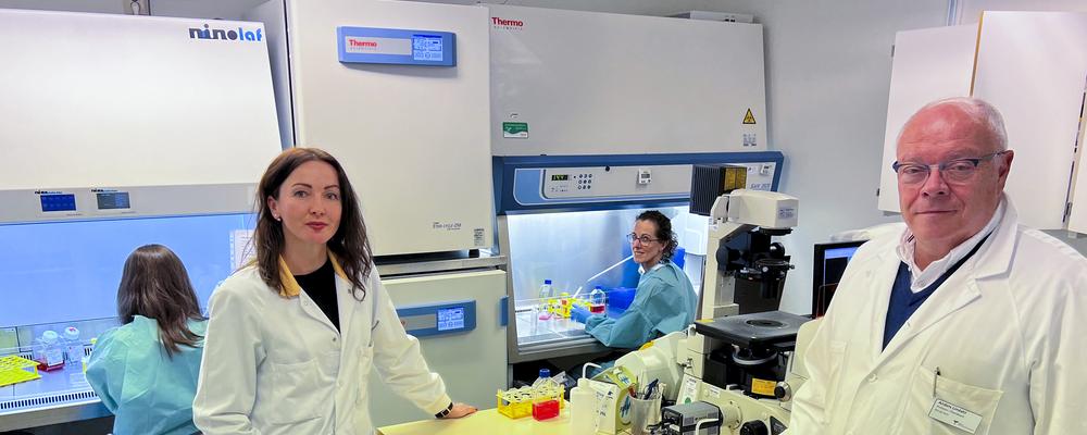 Kristina Vukusic och Anders Lindahl i laboratoriet. I bakgrunden arbetar biomedicinska analytikern Josefin Ekholm med en kollega.