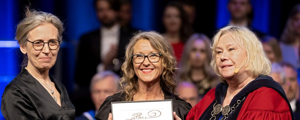 Sara Stendahl och Pernilla Marklund tar emot Rättsprakikens pris från rektor Eva Wiberg
