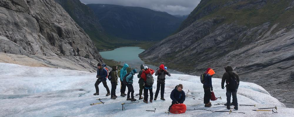 Studenter genomför observationer på en glaciär i Norge