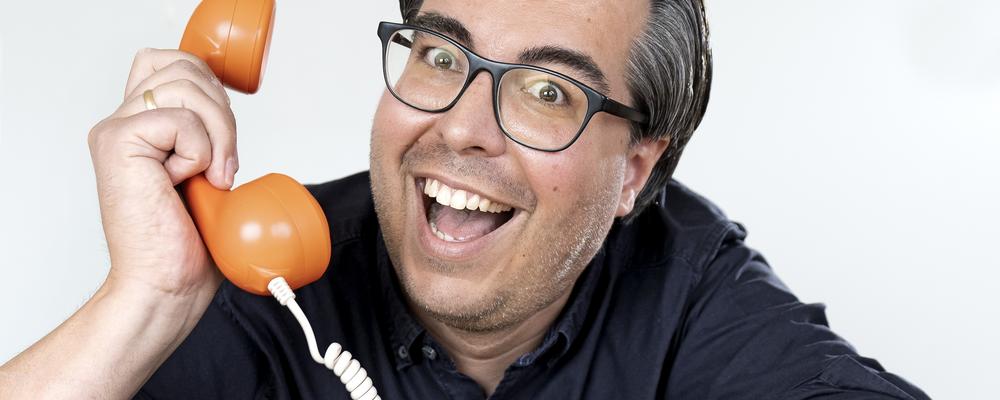 Benjamin Hartmann håller en telefonlur av äldre modell