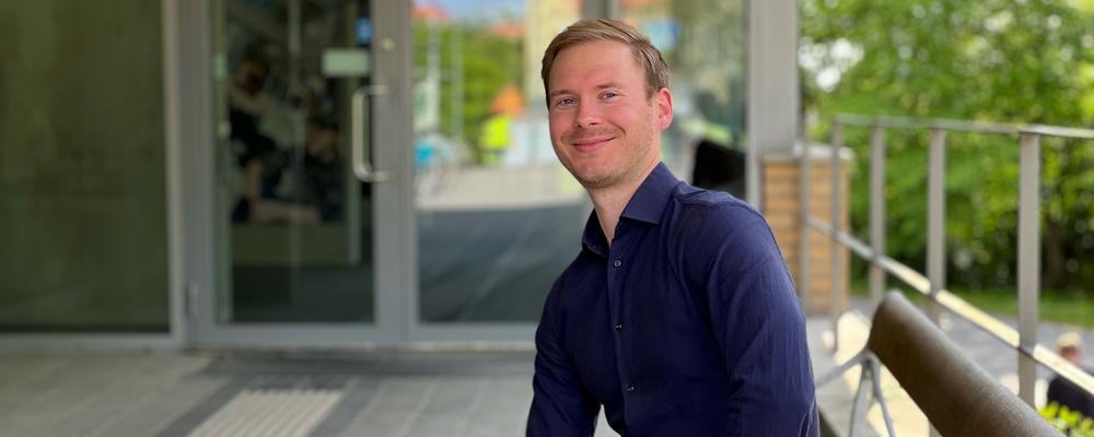 Photo of Jesper Sundell sitting on a bench
