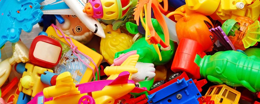 Bild på en massa leksaker av plast