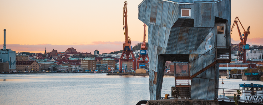 Göteborgs hamn med utsikt utifrån bastun i hamnen