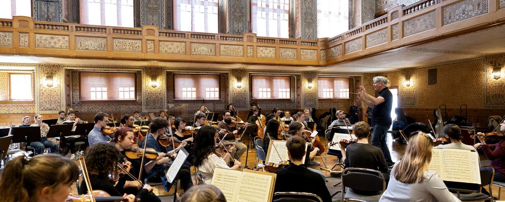 University of Gothenburg Symphony Orchestra rehearsing at the university auditorium with conductor Henrik Schaefer (2022)