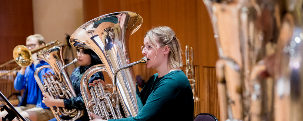 Brassensemblen repeterar i Sjöströmsalen, Högskolan för scen och musik 2021