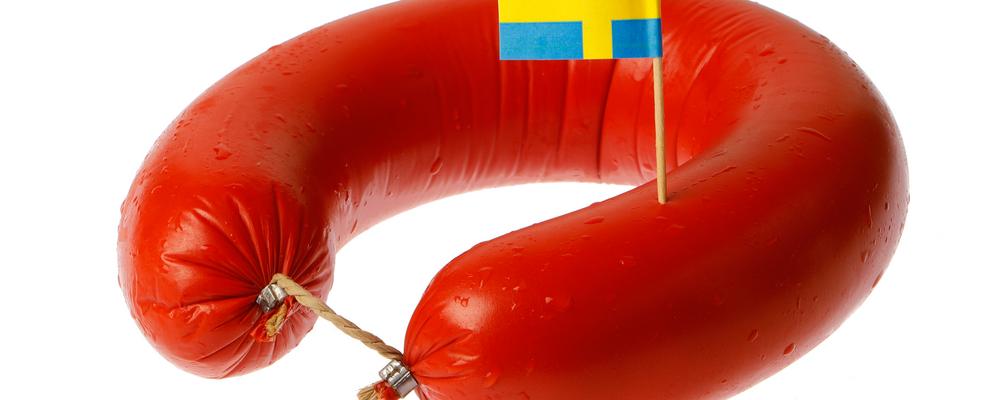 Falukorv med en svensk flagga