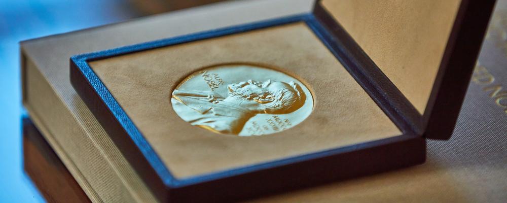 Guldmedalj med relief föreställande Alfred Nobel i profil