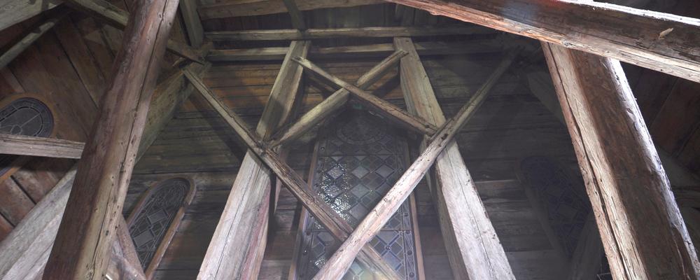 Bilden visar insidan av en tornstapel med en konstruktion i trä