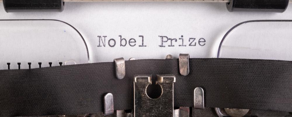 Skrivmaskin och ordet Nobel Prize på papper
