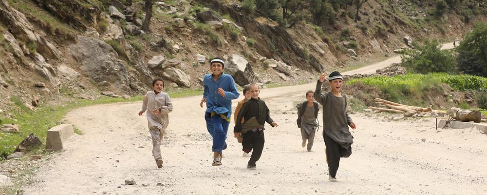 Lekande barn i Afghanistan.