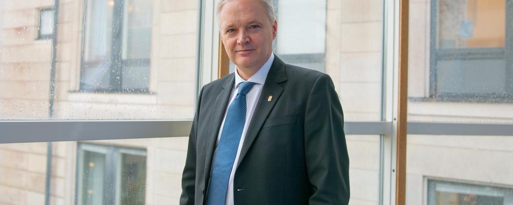 Sten Tolgfors i kostym i trapphuset på Handelshögskolan