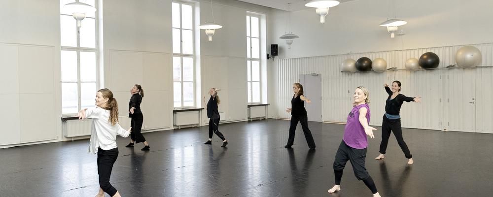 Danslärare deltar i ett danspass på Ämnets Dag.
