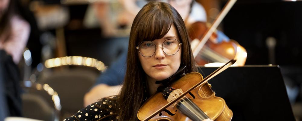Student spelar violin i University of Gothenburg Symphony Orchestra