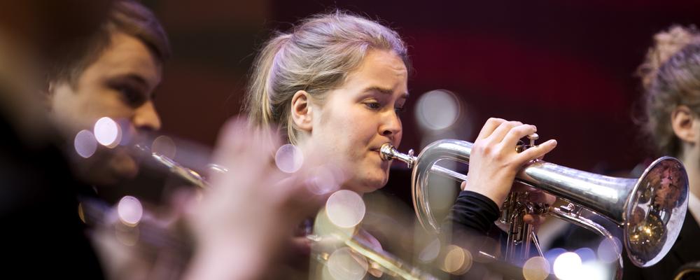 student spelar trumpet i brassensemble