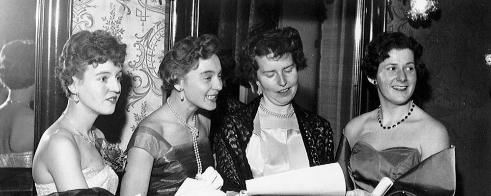 svartvit bild på fyra festklädda kvinnor 1956