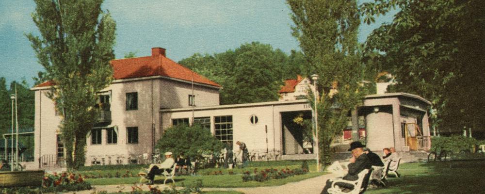 Bild från 1940-talet på Lindesbergs station med park framför