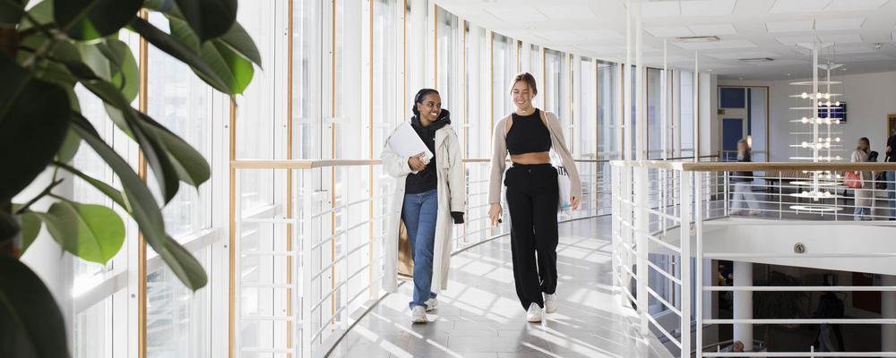 Två studenter går i korridorerna på Handelshögskolan