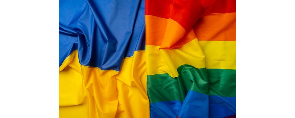 Ukrainas flagga och regnbågsflaggan tillsammans
