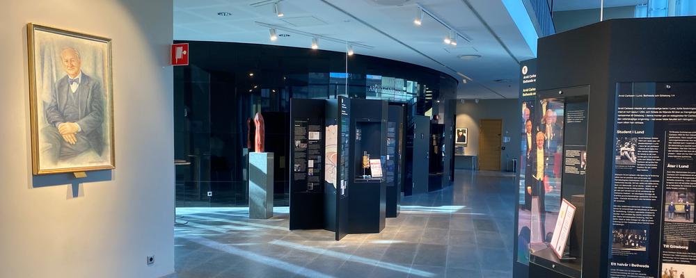 Overview of the Arvid Carlsson exhibition in the Academicum building, photo