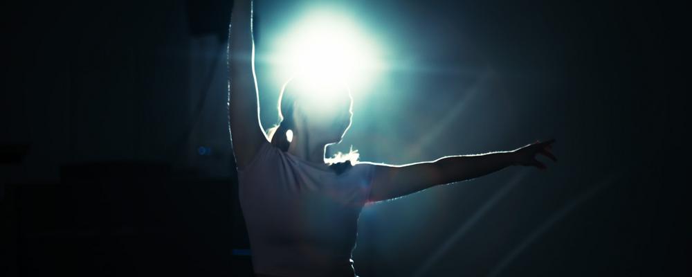 Dansare i strålkastarljus.