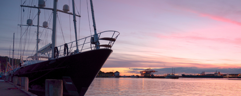 Göteborgs hamn i solnedgång