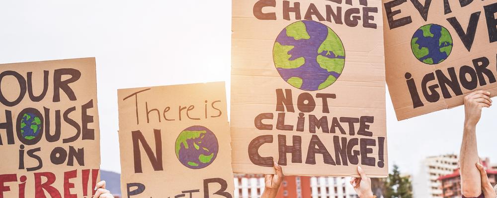 Personer som protesterar mot klimatförstörelsen