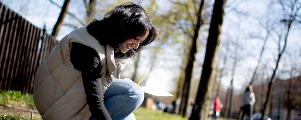 Barn som plockar skräp på gräsmatta